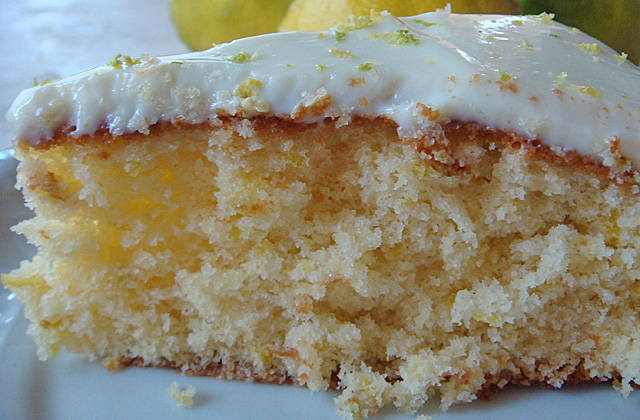 Foto do bolo de limão siciliano cortado.