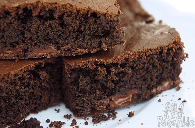 Foto de três pedaços de brownies de chocolate sobrepostos