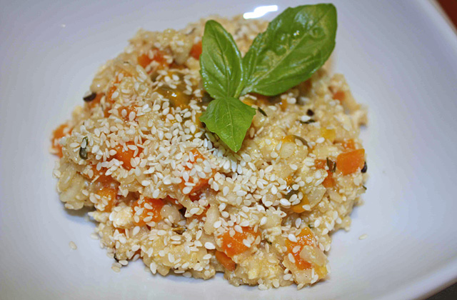 Foto de um risoto saudável de cenoura, tofú e maracujá