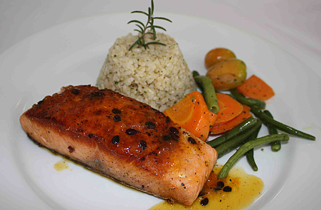 Foto de um salmão ao molho de maracujá com arroz integral e legumes