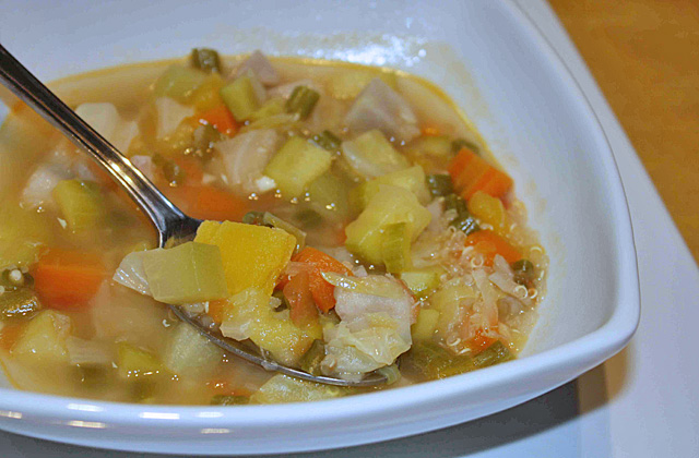 Foto de um prato com sopa de legumes