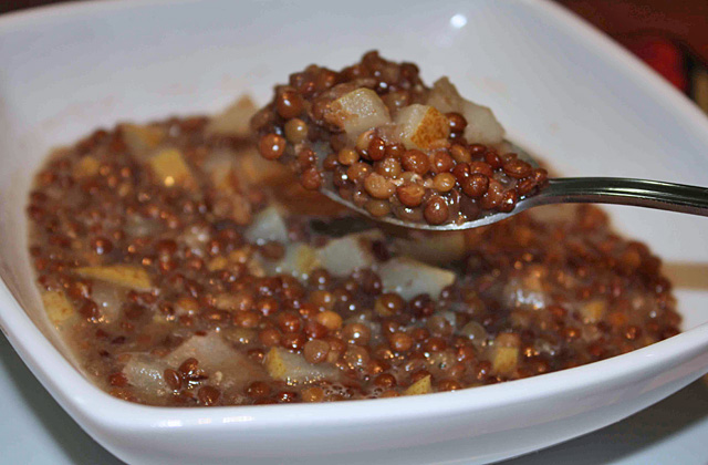 Foto de um prato com lentilhas e pera