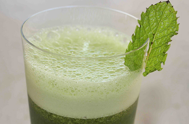 Foto de um copo com suco verde