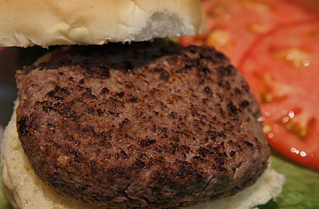 Foto de um hambúrguer saudável com pão e tomates