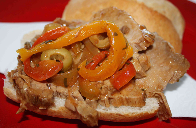 Foto de um sanduiche com um pedaço de carne de lagarto gelada