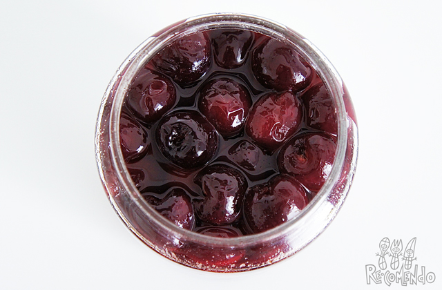 Foto de um vidro com cerejas frescas em calda