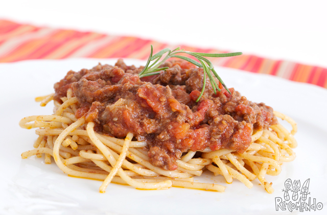 Foto de um prato com uma porção de espaguete com ragú de cordeiro